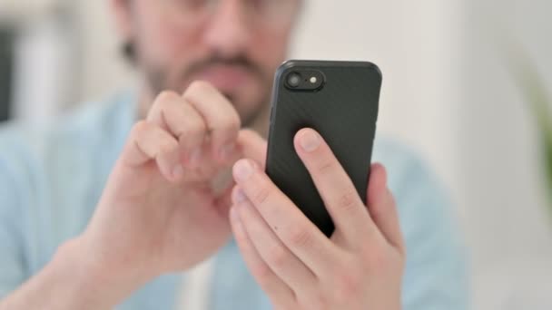 Nahaufnahme eines jungen Mannes mit Smartphone — Stockvideo