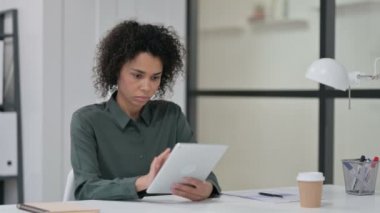 İş yerinde Tablet Kullanan Genç Afrikalı Kadın 