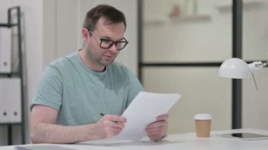 Başarılı Genç Adam Belgelerde Kutlama Yapıyor 