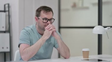 Hayal kırıklığına uğramış genç adam iş yerinde endişeli hissediyor. 