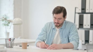 Düşünceli Genç Adam Kağıda Yazıyor, Düşünüyor 