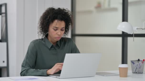 Mulher Africano com dor de cabeça enquanto estiver usando Laptop — Vídeo de Stock