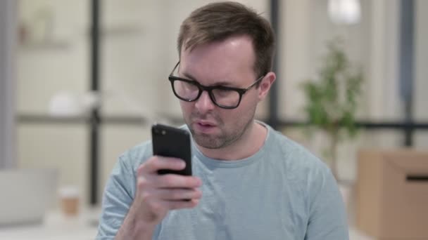Πορτρέτο του νεαρού άνδρα χρησιμοποιώντας Smartphone — Αρχείο Βίντεο
