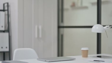 Genç Adam Laptopta Çalışarak Geri Dönüyor 
