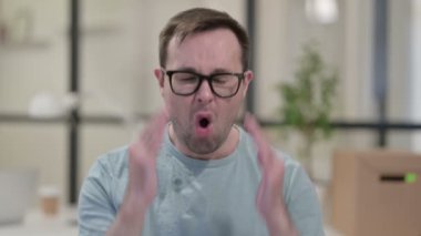 Genç adamın baş ağrısı portresi