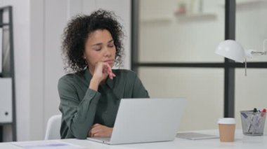 Dizüstü bilgisayar kullanırken Düşünen Afrikalı Kadınlar 