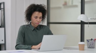 Genç Afrikalı Kadın dizüstü bilgisayar kullanırken kayboluyor 