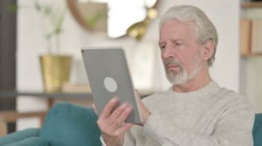 Tablette Tablet 'te Kutlayan Yaşlı Adam' ın Portresi 