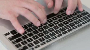 Dizüstü bilgisayardaki Eller Daktiloya Kapat 