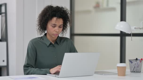 Keine Geste einer jungen Afrikanerin mit Laptop — Stockvideo