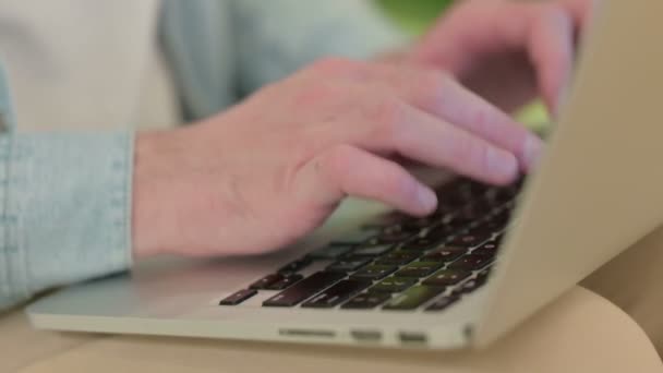Primer plano de las manos escribiendo en el teclado del ordenador portátil — Vídeos de Stock