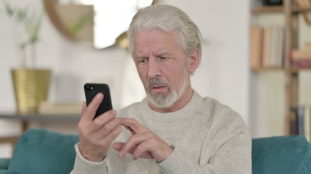 Retrato de la pérdida del viejo hombre en el teléfono inteligente — Vídeos de Stock
