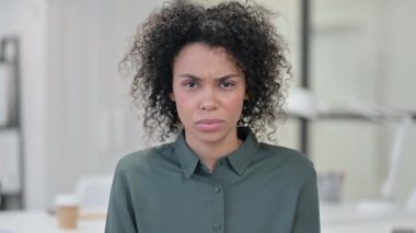 Kızgın Afrikalı Kadın 'ın Portresi Tartışıyor, Bağırıyor 