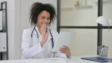Genç Afrikalı Kadın Doktor 'un Tablet' teki Video Sohbeti 
