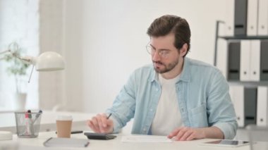 Hesap Makineli Adam Kağıt üzerinde Hesaplamalar Yapıyor 
