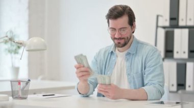Mutlu Genç Adam İş yerinde Dolar Sayıyor 