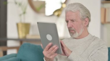 Yaşlı adamın portresi Koltukta Başarısızlığa Tepki Veriyor 