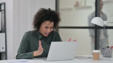 Dizüstü bilgisayar kullanırken Afrikalı Kadın Hayal kırıklığına uğradı 