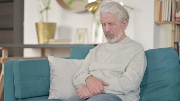 Sömnig gubbe som tar en tupplur sittandes på soffan — Stockvideo