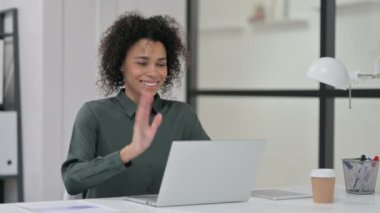 Genç Afrikalı Kadın tarafından dizüstü bilgisayarda görüntülü sohbet 