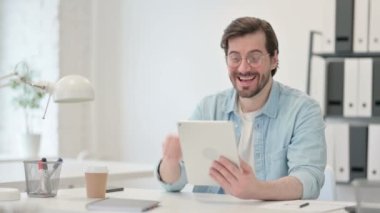İşteki Genç Adam 'ın Tablet' te Görüntü Çağrısı 