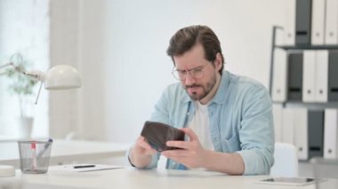 Genç Adam Boş Cüzdanı İşyerinde Kontrol Ediyor 