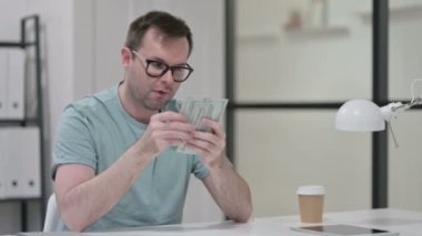 Mutlu Genç Adam İş yerinde Dolar Sayıyor 