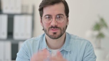 Video Portresi Genç Adam Çağrısı