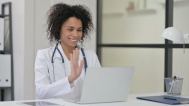 Dişi Afrikalı Doktor tarafından dizüstü bilgisayarda görüntülü sohbet 
