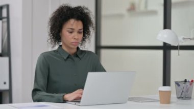 Genç Afrikalı Kadın Laptop kullanırken Düşünüyor 