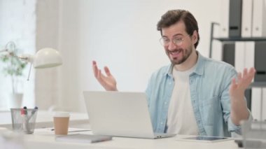 Videodaki Genç Adam Laptop 'tan arıyor. 