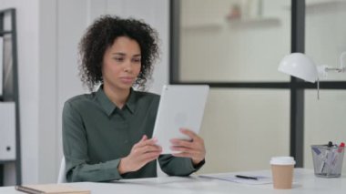 Tabletteki Video Sohbeti: Genç Afrikalı Kadın İş Başında 