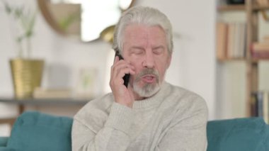 Smartphone 'daki Yaşlı Adam' ın Kızgın Portresi 