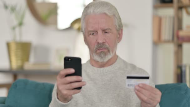 Portrait of Online Shopping Failure on Smartphone oleh Old Man — Stok Video