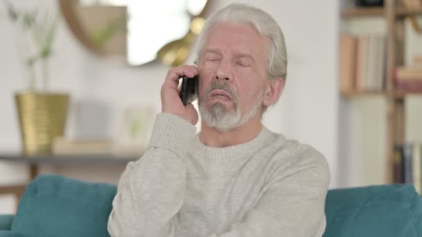 Πορτρέτο του Γέρου Μιλώντας στο Smartphone — Αρχείο Βίντεο