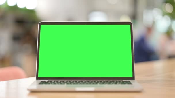Laptop Chroma képernyővel az asztalon — Stock videók