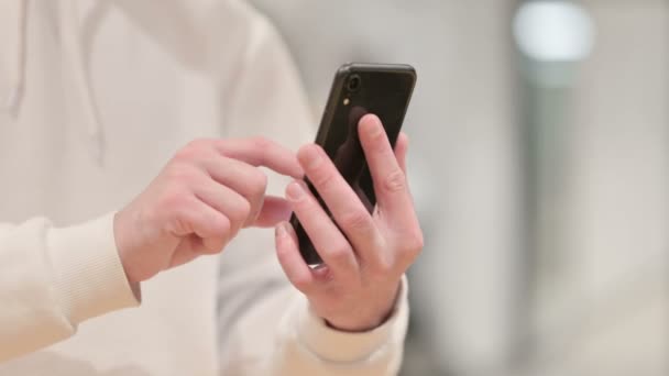 Κοντινό πλάνο των αρσενικών χεριών χρησιμοποιώντας Smartphone — Αρχείο Βίντεο