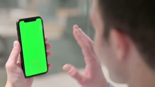Видеочат на смартфоне с хромированным экраном от Man — стоковое видео