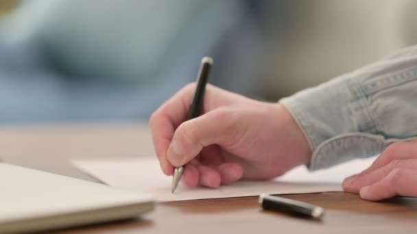 Primer plano de la escritura de manos masculinas en papel — Vídeo de stock