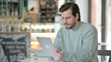 Başarılı Genç Adam Kafe 'deki Tablette Kutlama Yapıyor 