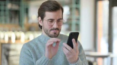 Smartphone 'da Kutlanan Genç Adam Portresi