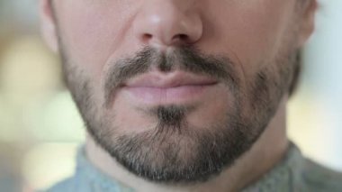 Genç adamın diş ağrısına yakın çekim 