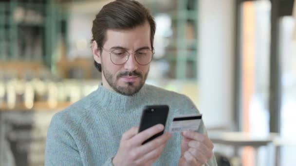 Портрет успеха онлайн-платежей на смартфоне молодого человека — стоковое видео