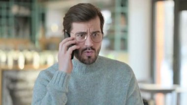 Smartphone 'da Konuşan Kızgın Genç Adamın Portresi