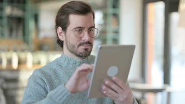 Portret młodego mężczyzny za pomocą tabletu cyfrowego — Wideo stockowe