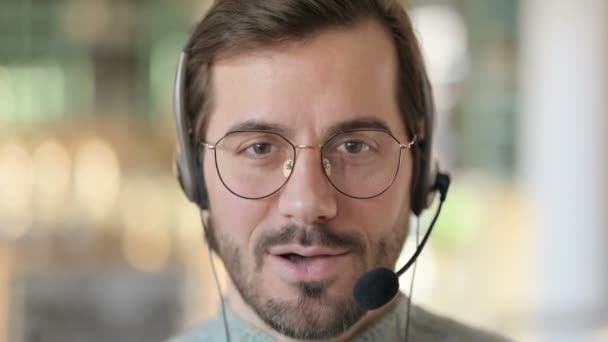 Közelkép a fiatal férfi beszél keresztül headset mikrofonnal — Stock videók