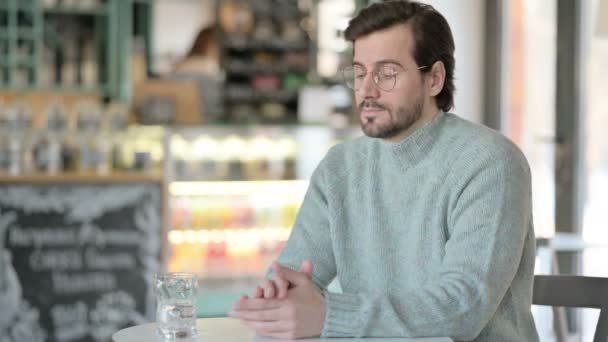 Cafe 'de Su İçen Çekici Genç Adam — Stok video