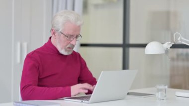 Yaratıcı Yaşlı Adam iş başında Ayağa kalkıyor Uzaklaşıyor 