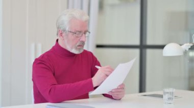 Ofiste Belgeleri Okurken Yaratıcı Yaşlı Adam 