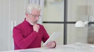 Yaratıcı Yaşlı Adam Tableti İş yerinde Kullanıyor 
